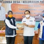 Kepala Pelaksana BPBD Kota Kediri Indun Munawaroh saat menyerahkan bahan untuk penilaian kepada Petugas BPBD Jatim. foto: ist.