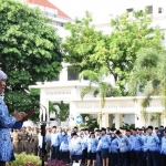 Gubernur Jawa Timur Khofifah Indar Parawansa saat memimpin apel pagi yang diikuti seluruh staf dan Kepala OPD di lingkup Pemprov Jatim, di halaman Kantor Gubernur Jatim, Jl. Pahlawan No. 110, Surabaya, Senin (17/2/20). Foto: istimewa