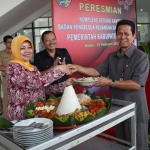 Bupati Kediri dr. Hj. Haryanti Sutrisno saat meresmikan Kompleks gedung baru kantor Badan Pengelola Keuangan dan Aset Daerah (BPKAD) Kabupaten Kediri. foto: ARIF K/ BANGSAONLINE