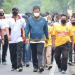 Kapolresta Sidoarjo Kombes Pol Kusumo Wahyu Bintoro (jaket biru) saat jalan sehat bersama para wartawan (kaos kuning).