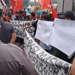 Aksi demo Aliansi Masyarakat Peduli Tuban di depan kantor pemkab dan DPRD, Jumat (11/11/2022).
