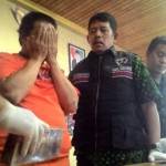 Pelaku saat diamankan di Mapolres Kediri. foto: dendi martoni/BANGSAONLINE