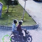 CCTV saat merekam pencuri yang menyatroni perumahan Surya Garden Sidoarjo.