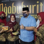 Bupati Kediri Hanindhito Himawan Pramana bersama beberapa KPM PKH di Kecamatan Kras. Foto: Ist.