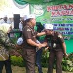 Kajari Sidoarjo, HM. Sunarto SH beserta istri saat memberi ucapan selamat kepada Sulistyo dan Rudi OB atas hadiah umroh gratis. foto: NANANG ICHWAN/ BANGSAONLINE