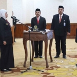 Gubernur Khofifah saat melantik Abul Chair sebagai Kalan BPKP Jatim.