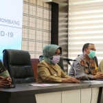 Bupati Jombang Hj. Mundjidah Wahab saat menggelar jumpa pers terkait pasien positif Covid-19. foto: AAN AMRULLOH/ BANGSAONLINE