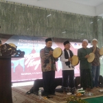 TABUH REBANA: Staf Ahli Kominfo RI, Prof Dr Henri Subiakto membuka Forum Diskusi Milenial, di Ponpes Sabilur Rosyad, Kamis (4/4). foto: MUSTAIN/ BANGSAONLINE