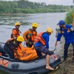 Tim BPBD saat mengevakuasi jasad wanita yang ditemukan tewas ke daratan
