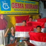 Sejumlah penyandang disabilitas juga menerima bendera merah putih. 