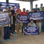 Poktan di Kecamatan Banyakan saat menerima bantuan dari Anggota Fraksi NasDem DPRD Kabupaten Kediri, Antox Prapungka Jaya. Foto: Ist
