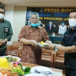 Kusnadi, Ketua DPRD Jatim menyerahkan tumpeng kepada Ketua Pokja Indrapura Riko Abdiono, disaksikan Sekretaris DPRD Jatim Andik Fadjar Tjahjono. foto: istimewa