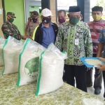 Plt Kepala Dinas Sosial Kabupaten Tuban, Joko Sarwono saat melakukan pengecekan kualitas beras BPNT bersama jajaran Forkopimka Kecamatan Parengan, Kamis (4/6).