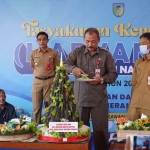 Asisten Perekonomian dan Pembangunan, Sujud Winarko, saat memotong tumpeng untuk diserahkan kepada Kepala Dinas Perikanan Kabupaten Kediri, Nur Hafid (kanan). Foto: Ist.