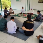Prof Dr KH Asep Saifuddin Chalim, MA saat rapat dengan para pengurus yayasan yang mengurus pendirian pondok pesantren tersebut di Masjid An-Nur Humbang Raya, Mantangai, Kapuas, Kalteng, Senin (19/5/2025). Foto: M. Mas