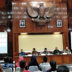 Pakde Karwo saat Jumpa Pers terkait Hari Jadi Provinsi ke-73 Prov Jatim di Ruang Bhinaloka Kantor Gubernur Jl. Pahlawan No. 110 Surabaya, Kamis (11/10) sore. Foto: YUDI A/BANGSAONLINE