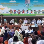 Bupati Tantri saat memberikan santunan.