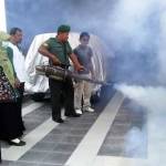 Kegiatan fogging di Desa Bancar Tuban untuk cegah mewabahnya nyamuk DBD.