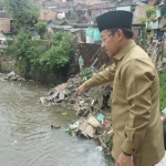 Wali Kota Malang Sutiaji saat meninjau lokasi longsor rumah milik warga di Muharto Kotalama, Kedungkandang, Kota Malang.