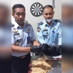 Petugas menunjukkan bungkusan sabu yang diselundupkan melalui kiriman snack untuk narapidana.