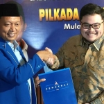 Bupati Hanindhito Himawan Pramana (kanan) saat menyerahkan berkas formulir pendaftaran kepada Ketua DPC Partai Demokrat Kabupaten Kediri, M. Zaini. Foto: MUJI HARJITA/ BANGSAONLINE 