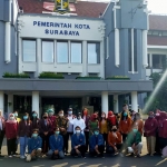 Wali Kota Surabaya, Tri Rismaharini saat memberangkatkan puluhan mahasiswa Fakultas Kedokteran (FK) untuk menjadi relawan peduli Covid-19 di Halaman Balai Kota, Senin (3/8/2020). (foto: ist).