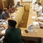Pertemuan Tim Ning Lia dengan Koalisi Partai Non Parlemen Kota Surabaya di salah satu hotel di Surabaya. foto: DIDI ROSADI/ BANGSAONLINE