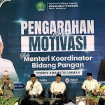 DARI KE KANAN: Dr Ir H. Riski Sadig, Dr Muhammad Al Barra (Gus Bara), Zukifli Hasan, Prod Dr KH Asep Saifuddin Chalim, dan Syaikh Ahmad Muhammad Mabruk dalam acara pengarahan dan motivasi Menteri Koordinator bidang Pangan Zulkifli Hasan di Masjid Raya KH Abdul Chalim Ponok Pesantren Amanatul Ummah Pacet Mojokerto, Sabtu (20/5/2025). Foto: MMA/bangsaonline
