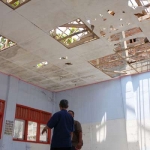 Atap ruangan sekolah yang ambruk.