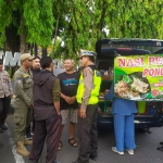 Petugas gabungan saat bernegosiasi dengan para PKL di Jalan Brawijaya Kota Kediri. (Ist).