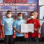 Pihak Bank Jatim bersama Pemkab Lamongan menunjukkan dokumen perjanjian kerja sama yang sudah ditandatangani.
