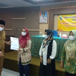 Bupati Pasuruan Irsyad Yusuf saat menyerahkan SK kepada pendamping program RTLH, beberapa waktu lalu.