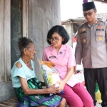 AKBP Daniel bersama Ny. Andani Daniel saat membagikan bantuan kepada warga. (Ist)