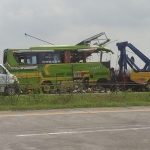 Truk derek saat mengevakuasi bangkai truk Bus Wisata Ardiansyah usai mengalami kecelakaan.