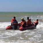 Petugas BPBD melakukan pencarian terhadap korban di sepanjang Pantai Desa Sukolilo.