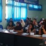 TEBAR SEMANGAT – Kirana Kejora (berdiri) berbagi kiat menulis cerpen kepada peserta Workshop dan Lomba Menulis Cerpen yang digelar KNPI Sidoarjo, di aula Perpustakaan Sidoarjo, Jumat (24/10/2014). foto: musta’in/BangsaOnline