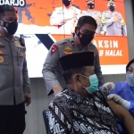 Wakapolda Jatim, Brigjen Pol Slamet Hadi Supraptoyo, saat meninjau giat vaksinasi Covid-19 untuk lansia di Polresta Sidoarjo.