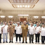Wakil Bupati Gresik bersama peserta Bimtek LPj Keuangan KONI. Foto: Ist
