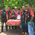 Peti berisi tanah makam Tan Malaka dibawa ke Sumatera Barat. 