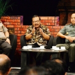 Gubernur Jatim Pakde Karwo bersama Pangdam V Brawijaya Mayjen TNI Arif Rahman, Kapolda Jatim Irjen Pol Machfud Arifin saat berdialog membahas berbagai hal terkait dengan May Day, Minggu (29/4).