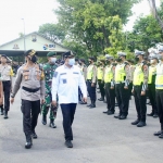 Wali Kota Pasuruan Saifullah Yusuf (baju putih) saat mengecek peserta apel gelar pasukan persiapan pengamanan tahun baru.