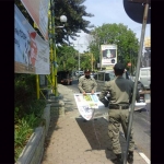 Petugas Dispol PP ketika mencopot spanduk liar di salah satu titik jalan protokol.