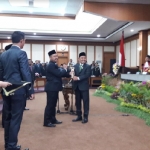 Fandi Akhmad Yani dan Moh. Abdul Qodir ketika serah terima jabatan Ketua DPRD Gresik. foto: SYUHUD/ BANGSAONLINE