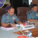 Panglima Komando Armada II dari Laksamana Muda TNI Mintoro Yulianto saat pembacaan memorandum.