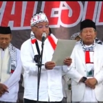 KH Fahmi Amrullah Hadzik (Gus Fahmi) didampingi (KH Abdul Hakim Mahfudz (Gus Kikin), KH Ahmad Musta