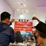 Petugas memasang stiker peringatan di kafe-kafe yang kedapatan melanggar protokol kesehatan. 