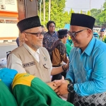 Menhaj Gus Irfan ketika menyambut kedatangan jemaah haji asal Kabupaten Mojokerto yang tergabung dalam Kloter 65. Foto: MCH 2026