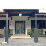 Kantor KONI Kabupaten Situbondo yang di-lockdown.