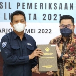 Bupati Kediri Hanindhito Himawan Pramana (kanan) saat menerima laporan hasil pemeriksaan (LHP) dari Kepala BPK Jawa Timur, Joko Agus Setyono. (Foto: Ist./Kominfo)