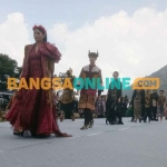 Para model saat menampilkan busana dari desainer-desainer Jawa Timur di East Java Fashion Harmony 2022 yang digelar di Gunung Bromo. Foto: DEVI FITRI AFRIYANTI/BANGSAONLINE